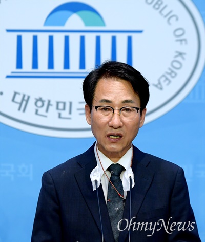 더불어민주당 이원욱 의원이 지난 2022년 6월 3일 오후 서울 여의도 국회 소통관에서 '당 혁신을 위해 광화문포럼 해체 및 계파정치 종식 선언 기자회견'을 하고 있다.