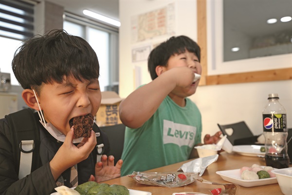  실개천마을학교는 학교보다 편안한 쉼터인 동시에 초등학교 저학년부터 고학년, 중학생까지 다른 나이대의 어린이가 한 공간에서 어울려 놀 수 있는 놀이터이자 쉼터다.