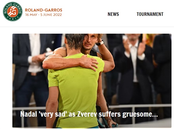  발목을 다친 즈베레프를 노란 옷의 라파엘 나달이 안아주는 사진으로 첫 화면을 구성한 롤랑 가로스 누리집