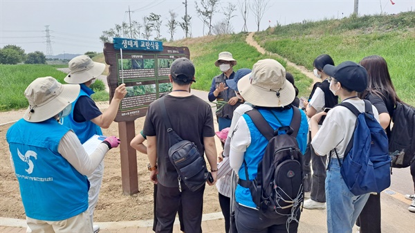 생물다양성 탐사. 전문가가 생태교란종에 대해 설명하고 있다. 전문가와 준전문가 20명, 일반, 학생 60여 명, 총 80여 명이 생물다양성 탐사에 참여했다. 

