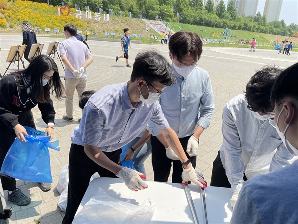  공릉천 플로깅. 주워 온 쓰레기를 취합하고 있다.