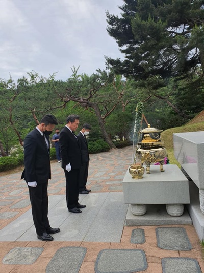 이낙연 전 의원이 5일 자신의 페이스북에 고 김대중 전 대통령 묘역을 참배하는 사진을 올렸다. 이 전 의원은 오는 7일 미국 출국을 앞두고 있다.