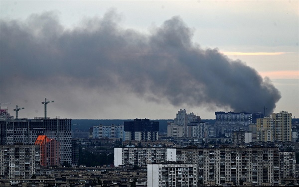 2022년 6월 5일 이른 아침, 우크라이나의 수도 키이우에서 여러 차례 폭발이 발생한 뒤 연기가 피어오르고 있다.(자료사진)