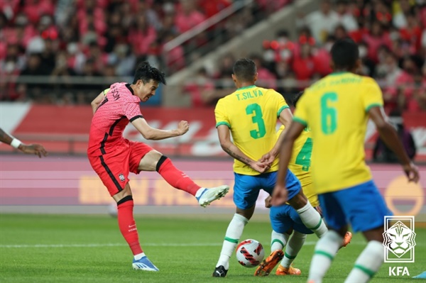 한국 대표팀 손흥민이 지난 2일 열린 브라질전에서 슈팅을 시도하고 있다.