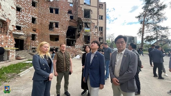 우크라이나 수도 키이우를 방문한 국민의힘 이준석 대표와 소속 의원들로 꾸려진 정당 대표단이 5일(현지시간) 키이우 인근 이르펜의 파괴된 주택가를 살펴보고 있다.