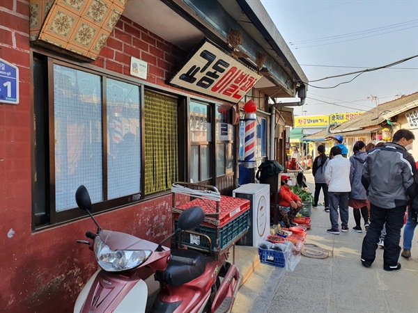 교동도 대룡시장 교동도 대룡시장은 이발소, 정육점, 약국 등 당시의 외형이 그대로 남아있다.