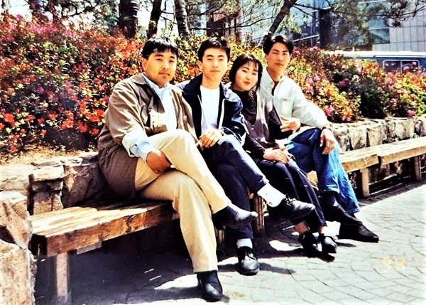  1994년 4월 소식지 <영화세상> 8호 발간 직후 강민구, 황규석, 정희주, 박병우
