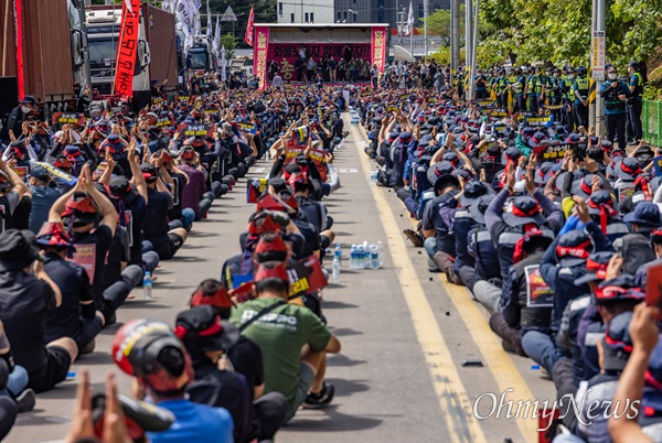화물연대 조합원들이 7일 오전 경기도 의왕ICD 제1터미널 앞에서 총파업 결의대회를 하고 있다. 