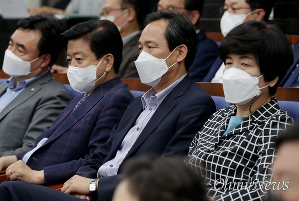더불어민주당 비상대책위원장에 추대된 우상호 의원(오른쪽 두번째)이 7일 오후 서울 여의도 국회에서 열린 의원총회에 참석해 있다. 