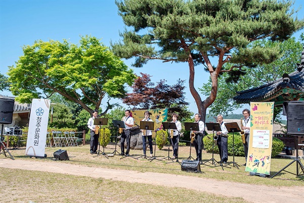 청주문화원이 지원하는 ‘거리 아티스트’ 공연 중 하나로 7명의 동호인이 색소폰을 연주하고 있다.
