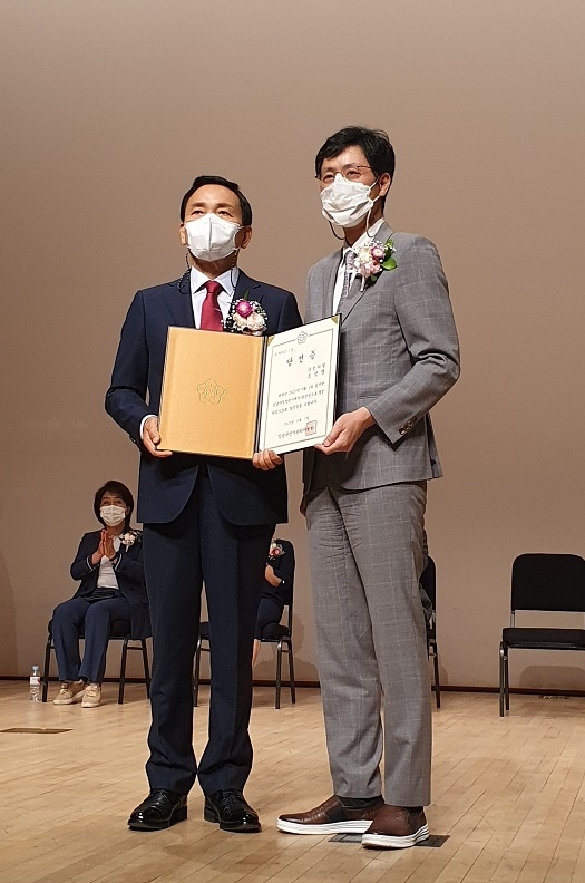 김익환 위원장(오른쪽)으로부터 당선증을 전달받은 조성명 강남구청장 당선인.