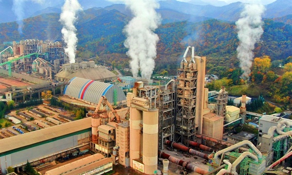 시멘트공장들은 방사능 라돈이 함유된 인산석고를 시멘트 제조에 사용하고 있다.  
