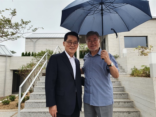 박지원 전 국정원장이 7일 경남 양산 평산마을의 문재인 전 대통령을 만난 뒤 페이스북에 함께 찍은 사진을 올렸다. 