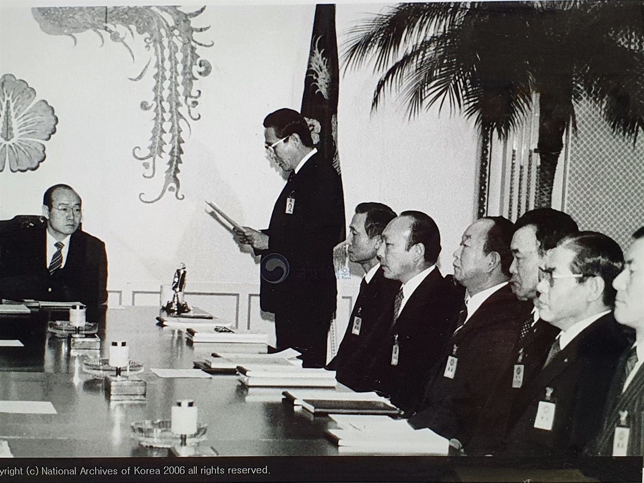 1983년 이희성 교통부 장관이 주요업무계획을 전두환 대통령에게 보고하는 모습 (사진 출처: 국가기록원)