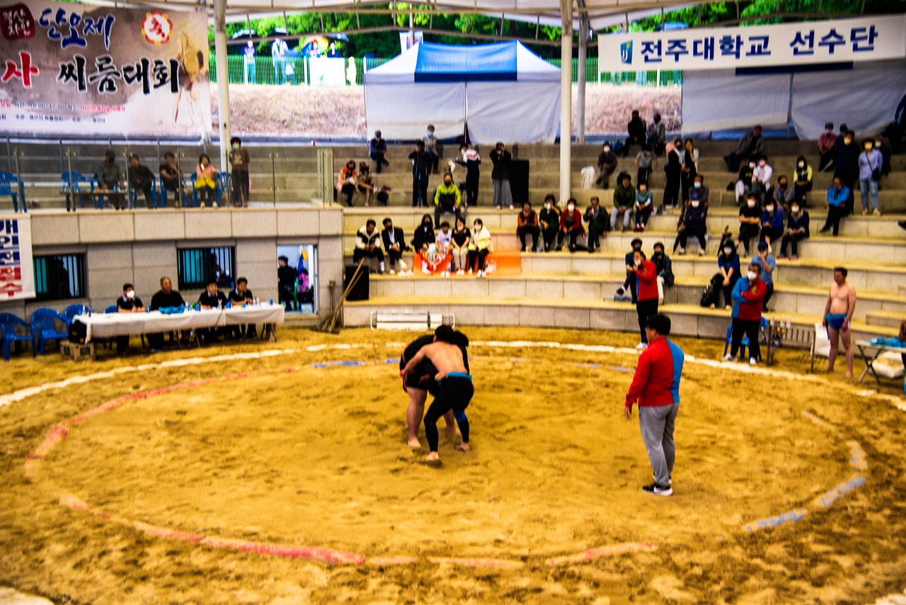  내가 관심있게 봤던 일반부 경기. 프로경기와 달리 체급과 나이에 따라 나뉘지지 않는다. 오히려 이런 자유분방한 씨름이 단오의 전통이 아닐까?