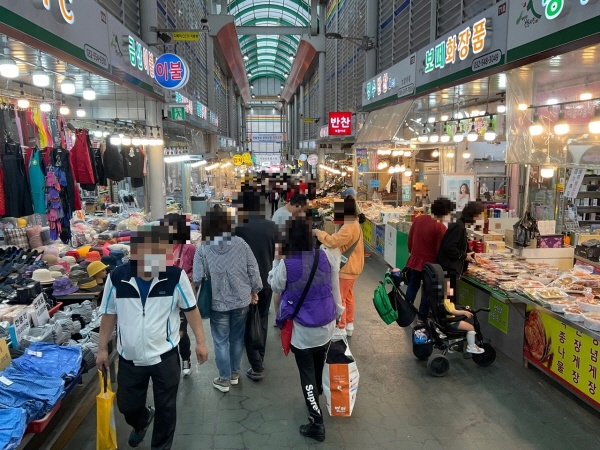 계양산 전통시장은 자체 특산품인 HACCP 인증 '흑미 호두과자' 개발과 배송 서비스, 소셜커머스 판매 등을 통해 경쟁력을 높여가고 있다.