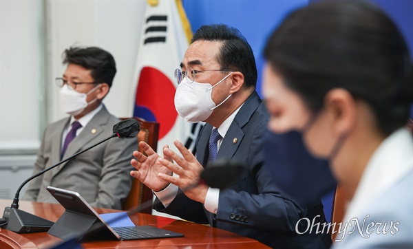 더불어민주당 박홍근 대표 직무대행 겸 원내대표가 8일 오전 국회에서 비상대책위원회 구성 등 현안 관련 기자간담회를 하고 있다. 