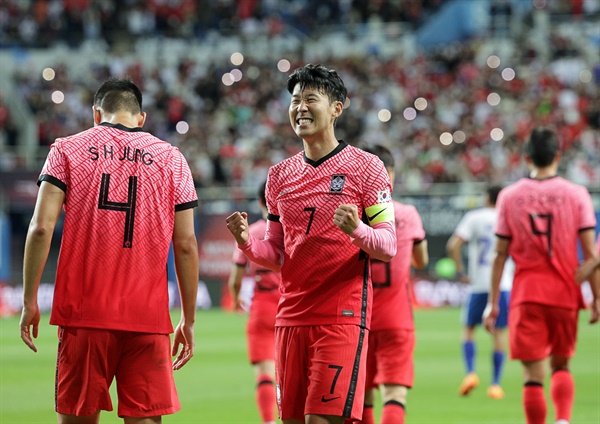 손흥민, '프리킥으로 센추리 자축포' 6일 오후 대전월드컵경기장에서 열린 남자 축구 국가대표팀 평가전 대한민국 대 칠레의 경기. 대한민국 손흥민이 골을 넣은 뒤 기뻐하고 있다.