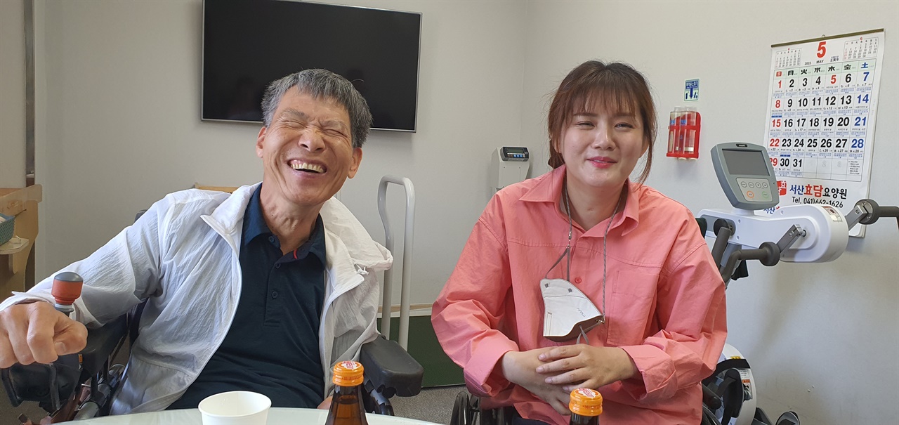 탈시설 장애인 이형기씨와 김유빈 동료상담가(오른쪽)