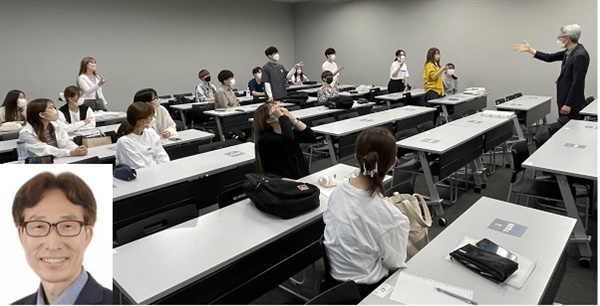고베 한국교육원 노해두 원장님께서 특별 강연에서 학생들과 ‘가위바위보’를 하시면서 진행했습니다. 왼쪽 아래 얼굴 사진은 노해두 원장님입니다.