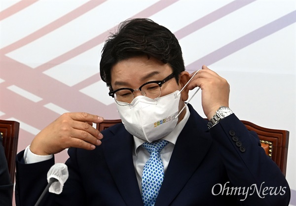 국민의힘 권성동 원내대표가 9일 오전 서울 여의도 국회에서 열린 최고위원회의에서 발언을 마친 후 마스크를 쓰고 있다.
