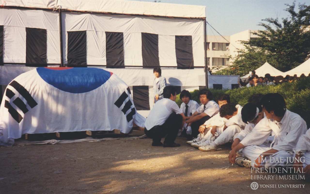상여를 메기 전 대기장소에서 촬영된 이한열 열사의 관