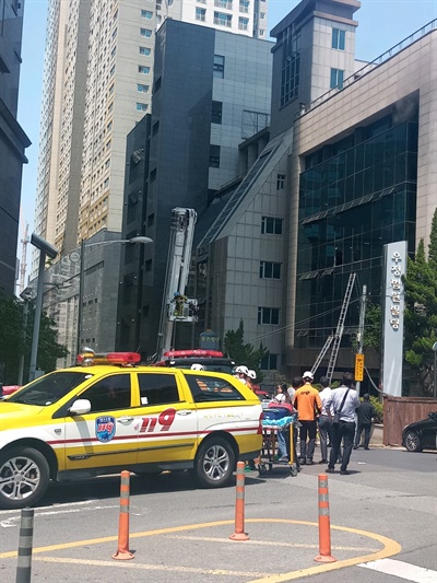  9일 오전 대구광역시 수성구 범어동 법원 옆 법조빌딩 화재로 7명이 사망하고 다수의 부상자가 발생했다고 대구소방본부가 밝혔다.