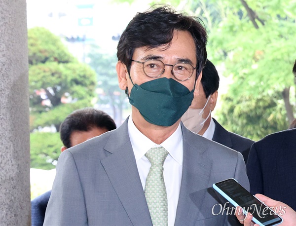 지난 2022년 6월 9일 검찰의 불법 사찰 의혹을 제기해 한동훈 법무부 장관의 명예를 훼손한 혐의로 기소된 유시민 전 노무현재단 이사장이 서울 서부지법에서 열린 1심 선고공판에 출석하고 있다.