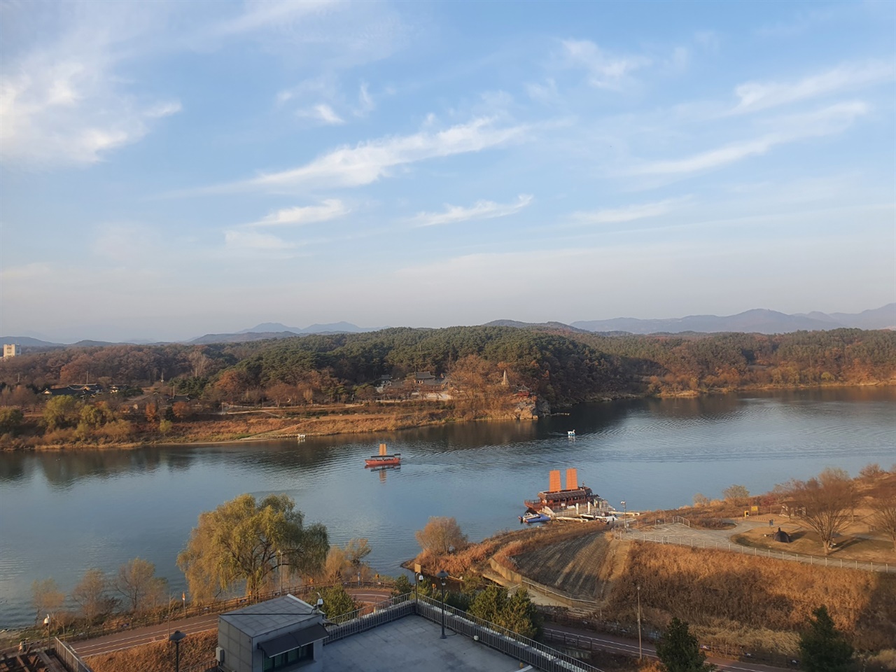 남한강 자락에 위치한 여주는 경기도에서 가장 지정문화재가 산재해 있고, 남한강을 배경으로 수려한 풍경을 자랑하고 있다.