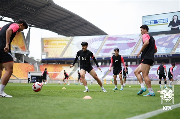 한국 대표팀 한국 대표팀이 9일 수원월드컵경기장에서 파라과이전에 대비한 훈련을 진행했다.