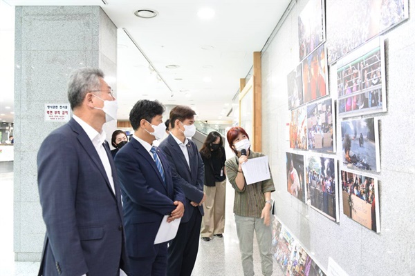 '미얀마의 평화와 민주주의 회복을 위한 국회의원 모임(운영위원장 이용선)'과 미얀마 민주주의를 지지하는 한국시민사회단체모임(전국 106개 단체)'이 6월항쟁 35주년인 10일 오전 국회 의원회관 1층 전시장에서 미얀마 군부 쿠데타의 참상과 시민저항 현장을 담은 사진전을 개최했다. 