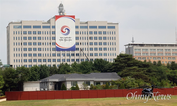  10일 오전 서울 용산구 용산공원 내에서 바라본 대통령실.