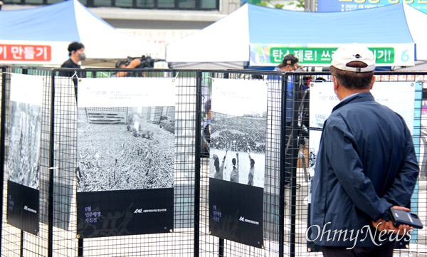  6월항쟁정신계승경남사업회는 10일 오후 창원마산 오동동문화광장에서 "6.10 민주항쟁 경남 기념식, 시민문화제"를 열었다.