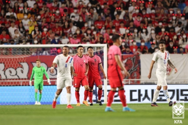 한국 대표팀 벤투호가 파라과이와의 평가전에서 아쉬운 경기력 끝에 간신히 2-2 무승부를 거뒀다. 
