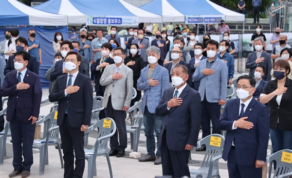  6월항쟁정신계승경남사업회는 10일 오후 창원마산 오동동문화광장에서 "6.10 민주항쟁 경남 기념식, 시민문화제"를 열었다.