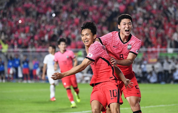 골 넣은 정우영 10일 오후 수원월드컵경기장에서 열린 남자 축구 국가대표팀 평가전 대한민국 대 파라과이의 경기. 동점골을 넣은 정우영이 환호하고 있다. 