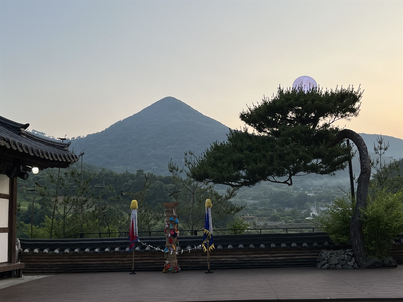  필봉문화촌 취락원 무대와 필봉산