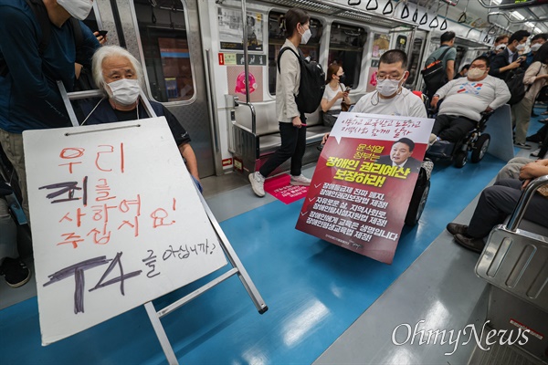 전국장애인차별철폐연대 활동가들이 지난 6월13일 오전 서울 종로구 혜화역에서 장애인권리예산 반영을 위해 ‘제 29차 출근길 지하철탑니다’ 탑승 시위를 하고 있다. 왼쪽 박경석 대표의 모습.