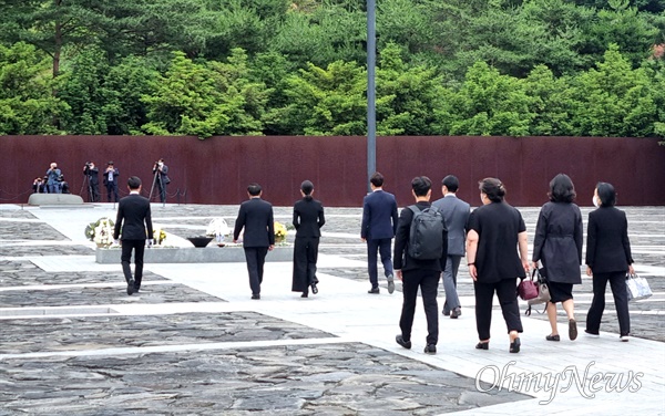 윤석열 대통령 부인 김건희 여사가 13일 오후 봉하마을을 찾아 고 노무현 대통령 묘소를 참배했다.