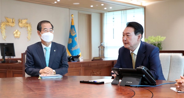 윤석열 대통령과 한덕수 국무총리가 13일 오전 서울 용산 대통령실 청사 집무실에서 주례회동에 앞서 사전환담을 하고 있다.