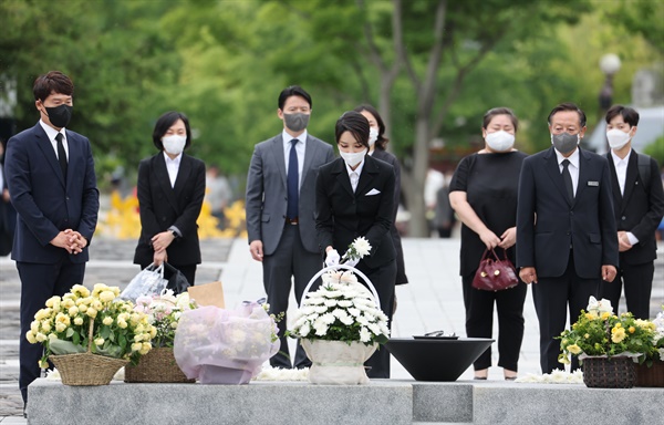 노무현 전 대통령 묘역 참배하는 김건희 여사 윤석열 대통령 부인 김건희 여사가 13일 오후 경남 김해시 진영읍 봉하마을을 방문해 고 노무현 전 대통령 묘소에 헌화하고 있다.