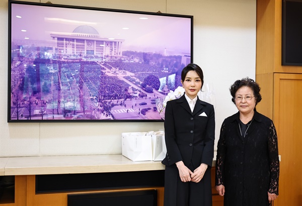 윤석열 대통령 부인 김건희 여사가 13일 경남 김해시 진영읍 봉하마을 고 노무현 전 대통령 사저를 찾아 권양숙 여사를 예방하며 기념촬영을 하고 있다.