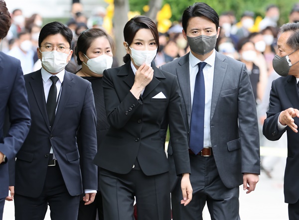 윤석열 대통령의 배우자 김건희 여사가 13일 오후 경남 김해시 진영읍 봉하마을을 방문해 고(故) 노무현 전 대통령 묘소에 참배한 뒤 권양숙 여사를 예방하기 위해 사저로 향하고 있다.