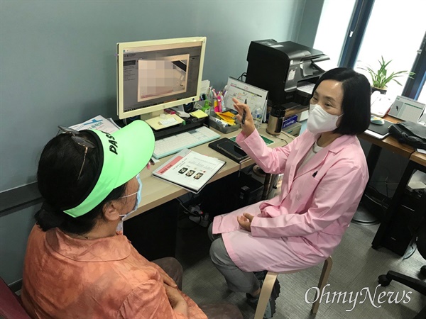 경기 시흥시 시흥희망의원에서 최은민 케어코디네이터(간호사)가 고혈압 환자를 상담하는 모습.