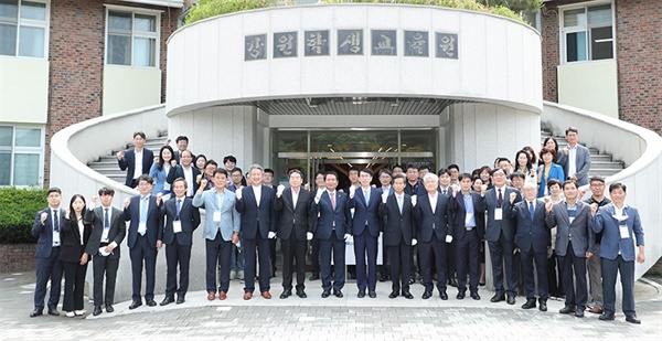  지난 13일 강원도교육감 인수위원회가 강원학생교육원에서 현판식 및 출범식을 갖고 공식 일정을 시작했다.