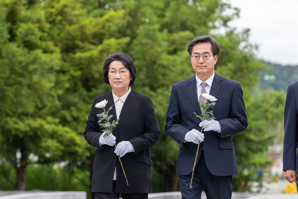  김동연 경기도지사 당선인과 부인 정우영 여사가 14일 오전 김해시 진영읍 봉하마을 찾아 고(故) 노무현 전 대통령 묘소를 참배하고 있다.