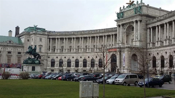 비엔나의 호프부르크 왕궁 발코니는 히틀러가 빈 입성을 한 직후 군중 앞에서 연설을 한 곳으로 유명하다.