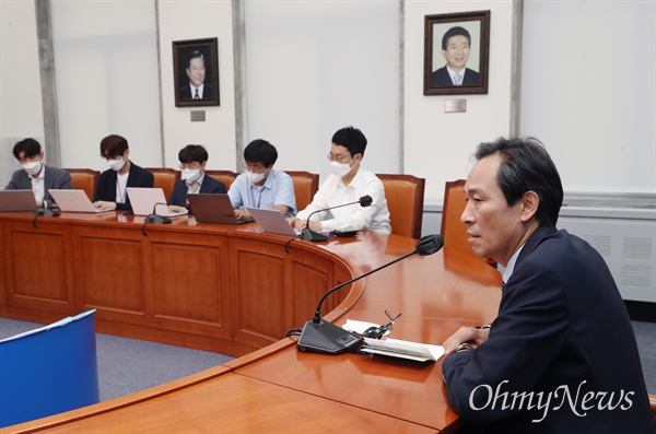 더불어민주당 우상호 비상대책위원장이 15일 오전 서울 여의도 국회에서 기자간담회를 하고 있다. 