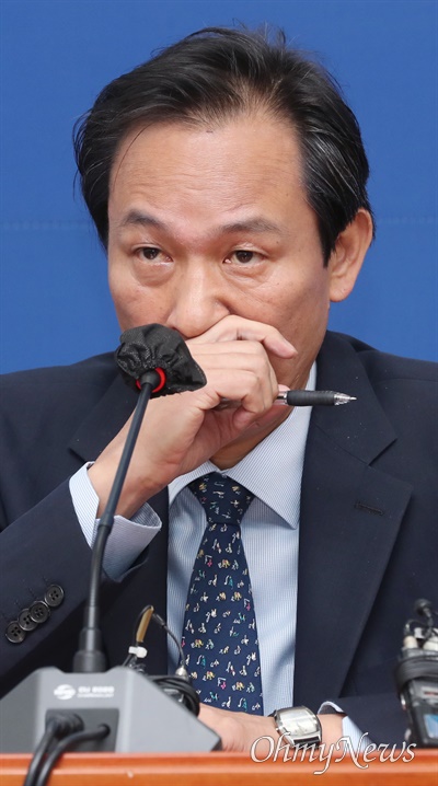 더불어민주당 우상호 비상대책위원장이 15일 오전 서울 여의도 국회에서 기자간담회를 하고 있다. 