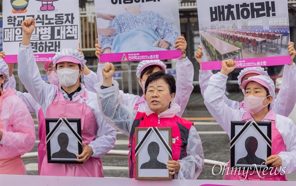 민주노총 전국학교비정규직노동조합 소속 급식노동자 등이 15일 오전 서울 용산구 대통령 집무실 앞에서 급식실 안전보건 관리체계 구축 및 산업재해 예방 국정과제 이행, 학교급식실 적정인원 배치 등을 요구하며 '점심한끼 같이 먹읍시다' 기자회견을 하고 있다.